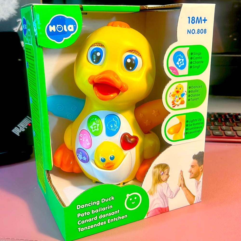 HOLA Dancing Duck 18M+ requires 3AA batteries.